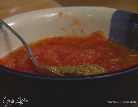 Помидор натереть на терке, добавить горчицу, 5 горошин перца, сахар, перемешать и отправить все вместе с мясом в сотейник к шалоту.