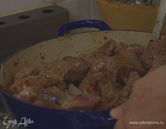 Влить 300 мл кипятка, пиво, добавить лавровый лист и накрыть крышкой. Тушить 2 часа на маленьком огне, затем посолить и тушить еще 30‒60 минут до готовности.