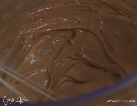 Не переставая взбивать, постепенно ввести 50 г сахарной пудры, добавить уксус и просеянное какао.