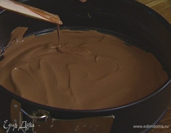 Разъемную форму для выпечки смазать сливочным маслом и выложить в нее белковую массу, равномерно распределяя по всей поверхности.