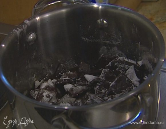 Шоколад растопить в маленькой кастрюле вместе с ромом и 80 г сахарной пудры, затем немного остудить.