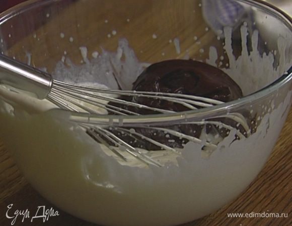 Сливки взбить венчиком до состояния жидкой сметаны и перемешать со слегка остывшим шоколадом.