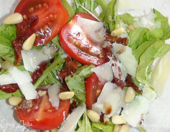 Сложить все в салатник. Перед употреблением посолить, добавить оливковое масло, бальзамический уксус, кедровые орешки.