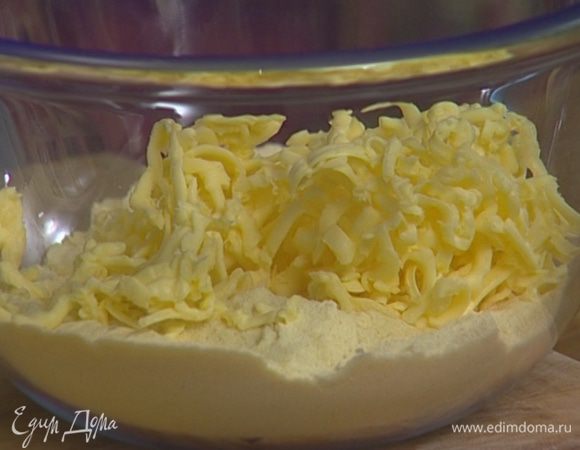 Приготовить тесто: 125 г предварительно охлажденного сливочного масла натереть на терке, добавить муку, щепотку соли и растереть все в крошку.