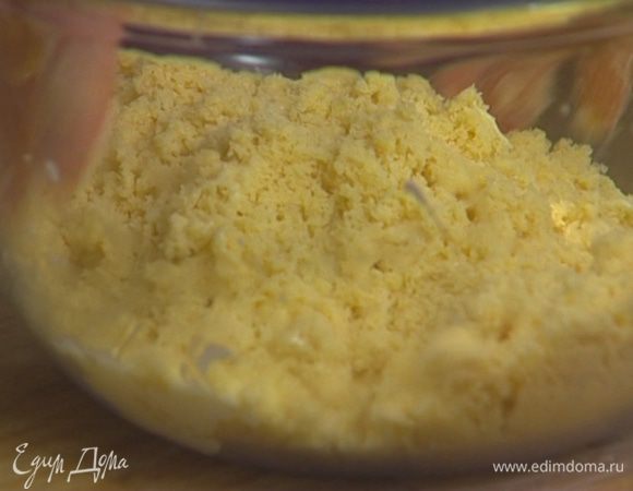 Слегка взбить 1 яйцо со сметаной, добавить в растертую с маслом муку и замесить тесто.