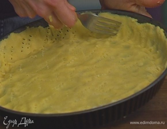 Форму для выпечки смазать сливочным маслом и выложить в нее тесто, равномерно распределяя его по всей поверхности и стенкам. Проткнуть тесто вилкой в нескольких местах и поставить на час в холодильник.