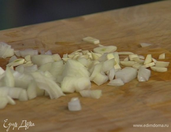 Лук и чеснок почистить и мелко нарезать.