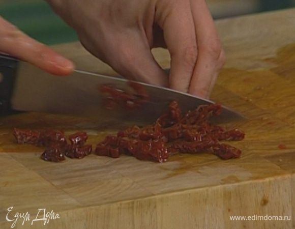 Вяленые помидоры мелко порезать.