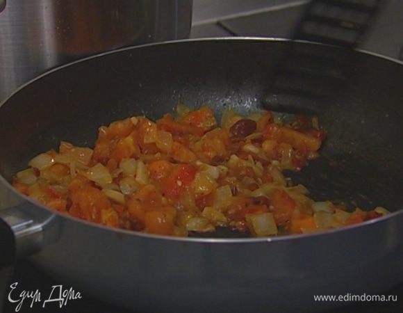 Добавить к луку и чесноку свежие и вяленые помидоры, щепотку соли и перца и продолжать прогревать на небольшом огне.
