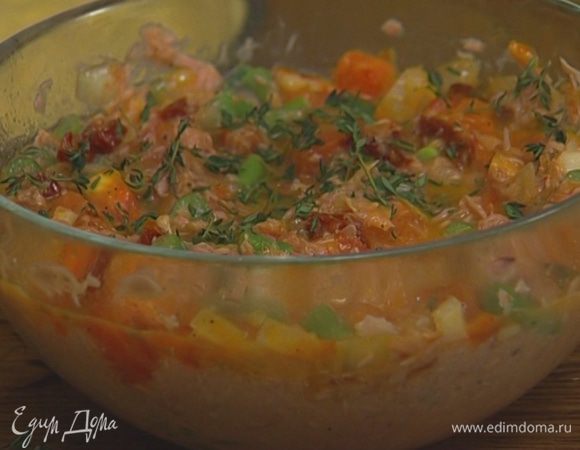 Яйца взбить, поперчить и посолить, добавить тунец, листья тимьяна и фасоль, затем соединить с помидорами и всю начинку тщательно перемешать.