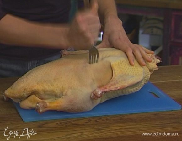 Тушку гуся вымыть, просушить бумажным полотенцем, удалить лишний жир и наколоть вилкой по всей поверхности кожи.