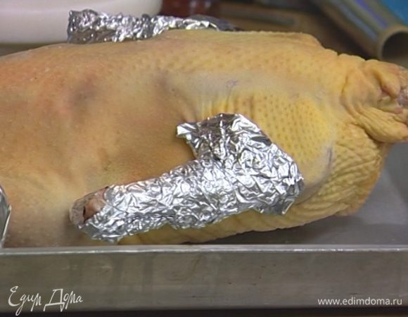 Растереть в ступке соль и натереть тушку изнутри и снаружи. Крылышки и ножки гуся обернуть фольгой, чтобы они не сгорели.