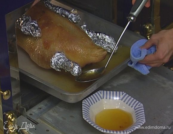 Уложить гуся на большой противень и отправить в разогретую духовку. Через 20 минут слить лишний жир, скопившийся в противне, перевернуть тушку и снять фольгу с лапок и крылышек, чтобы они пропеклись и зазолотились. Убавить температуру до 180°С и запекать еще полтора-два часа.