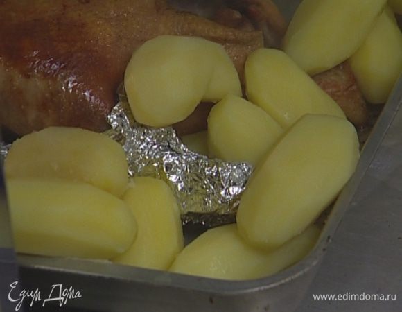 Картофель почистить и отварить до полуготовности, затем выложить рядом с гусем, полить жиром, скопившимся в противне, прикрыть гуся фольгой, чтобы он не подгорел, и продолжать запекать все вместе еще 20 минут.