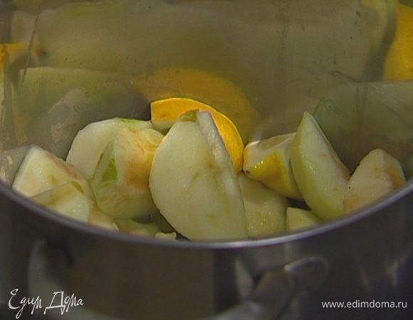 Яблоки почистить и, удалив сердцевину, нарезать дольками, лимон тоже порезать на дольки.