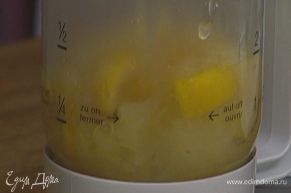 Приготовить пюре: влить в небольшую кастрюлю пару столовых ложек воды, добавить яблоки, лимон и сахар и тушить на маленьком огне 30–40 минут, затем взбить в блендере.