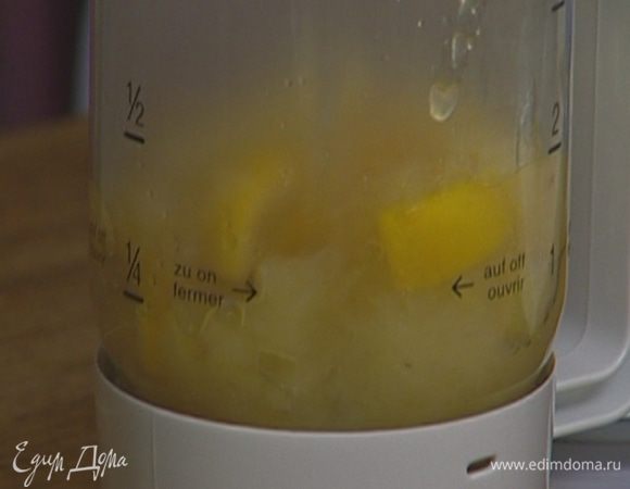 Приготовить пюре: влить в небольшую кастрюлю пару столовых ложек воды, добавить яблоки, лимон и сахар и тушить на маленьком огне 30–40 минут, затем взбить в блендере.