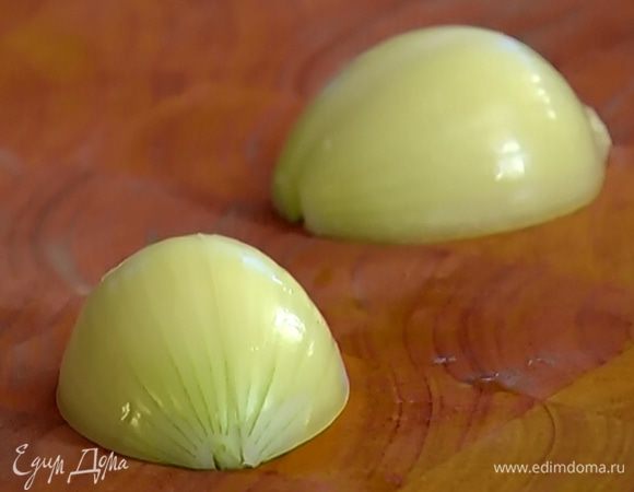 Лук почистить и нарезать крупными полукольцами.
