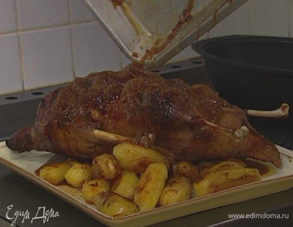 Приготовить соус: разогреть в сковороде оливковое масло и обжарить лук до золотистого цвета, добавить портвейн, варенье, горчичный порошок и розовый перец, влить 750 мл горячей воды и уваривать 15 минут, затем добавить горчицу, перелить соус в противень, где запекался гусь, и поставить на 5–10 минут в духовку.