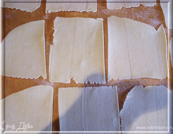 Это оригинальное тесто для яичной пасты, я же использовала муку твердых сортов и воду , да простит меня Джейми)) :
 на 420-450 гр. муки 70-90 мл. теплой кипяченой воды

Из муки и воды готовим крутое тесто, убираем на час-полтора в холодильник, пусть лежит в целлофановом пакете.Если у вас тоже мука из твердых сортов пшеницы, то раскатывайте небольшими порциями – она быстро сохнет и края начинают крошиться. 