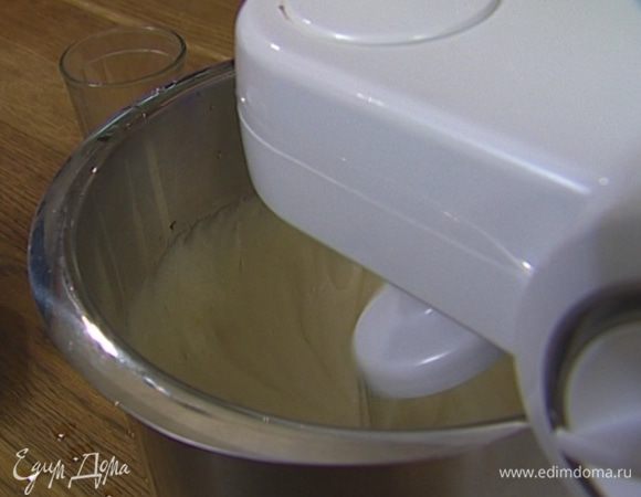 Яйца с сахаром взбить в кухонном комбайне так, чтобы масса посветлела и увеличилась в объеме.
