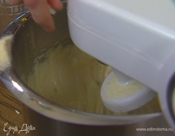 Соединить получившуюся массу со взбитыми с сахаром яйцами, ввести муку и разрыхлитель. Вымешивая все на медленной скорости, добавить горсть клюквы и оставшийся шоколад, поломанный на кусочки.