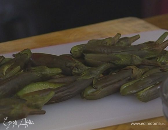 Слить воду, баклажаны слегка остудить и, не удаляя плодоножку, разрезать на четвертинки (большие баклажаны нарезать крупными продолговатыми кусочками).