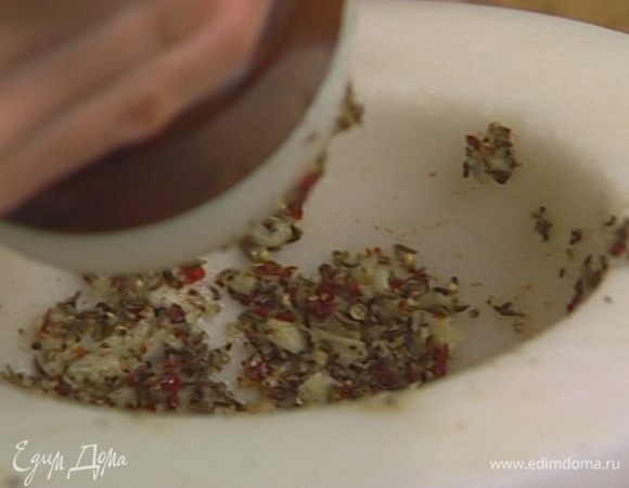 Приготовить маринад: растереть в ступке перец, соль, тмин, кориандр, паприку, чеснок, влить оливковое масло и лимонный сок, все перемешать.