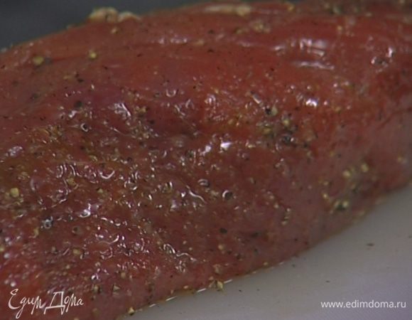 Перец и соль растереть в ступке, добавить 2 ст. ложки оливкового масла. Натереть этой смесью мясо.