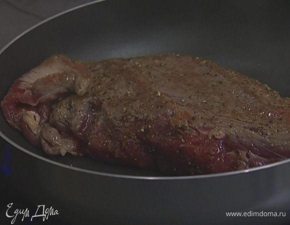 На хорошо разогретой сковороде обжаривать мясо со всех сторон до появления золотистой корочки. Выложить на блюдо и дать мясу отдохнуть 5–10 минут.