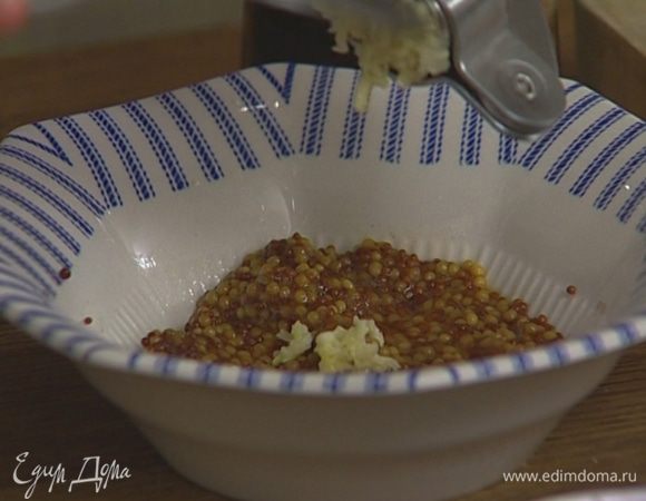 Чеснок почистить и измельчить, перемешать с 1 ст. ложкой горчицы и смазать мясо.