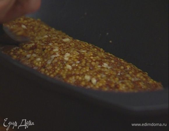 Уложить мясо в утятницу или глубокий противень и запекать при температуре 220°С 10 минут.