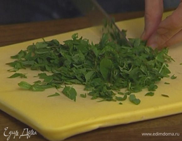 Всю мяту нарезать.
