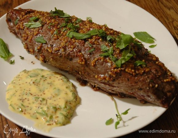 Присыпать ростбиф оставшейся мятой и подавать с горчичным соусом.