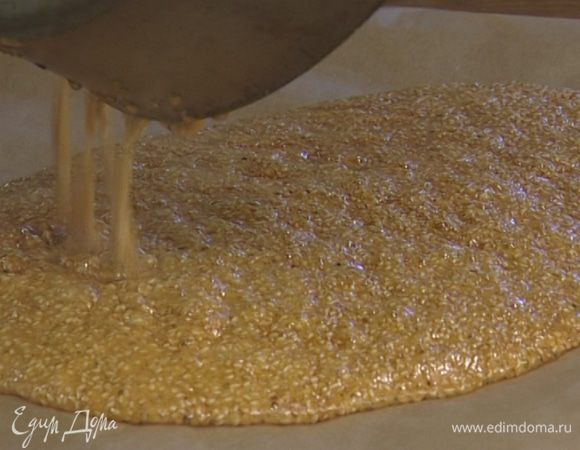 На смазанную сливочным маслом бумагу для выпечки, выложить и быстро размазать тонким слоем карамельную смесь. Когда козинаки слегка остынут, надрезать их ножом, наметив небольшие прямоугольники. Когда карамель полностью затвердеет, козинаки легко будет поломать на кусочки. 