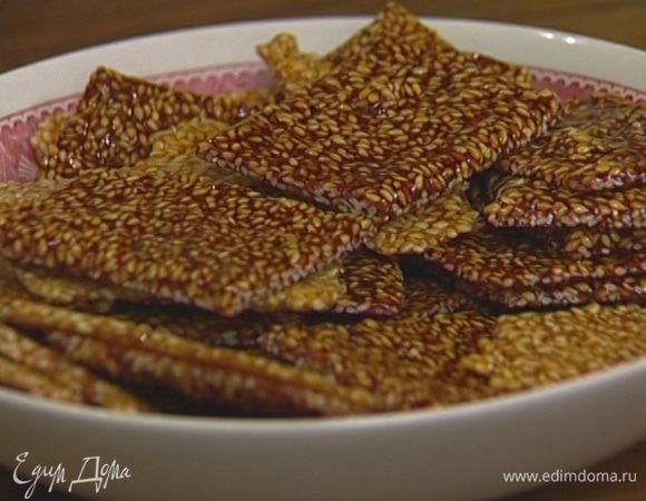 Отправить пластинки козинаков на 15 минут в морозилку.