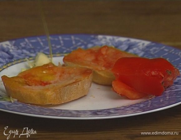 Сбрызнуть хлеб оливковым маслом, присыпать солью и перцем. Готово! 