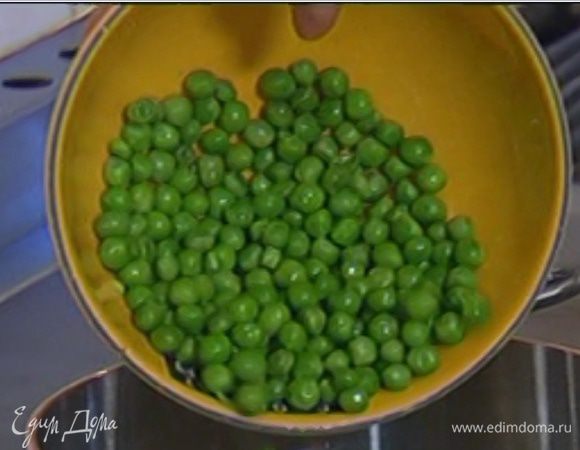 Стручковую фасоль и зеленый горошек предварительно разморозить.
