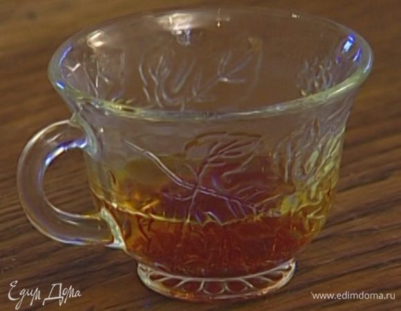 Шафран залить небольшим количеством кипятка.