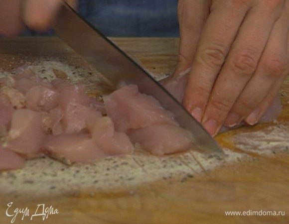 Муку перемешать со щепоткой соли и перца и обвалять в этой смеси кусочки курицы.