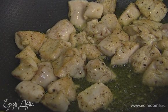 Разогреть в глубокой сковороде 3 ст. ложки оливкового масла, обжарить курицу до золотистого цвета и выложить на тарелку.