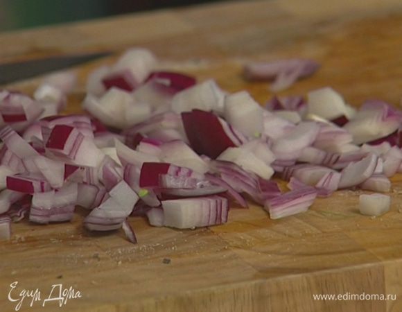 Лук и чеснок почистить и крупно порезать.