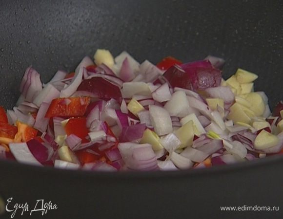 В ту же сковороду добавить еще 2 ст. ложки оливкового масла и обжарить нарезанные перец, лук и чеснок до прозрачности.