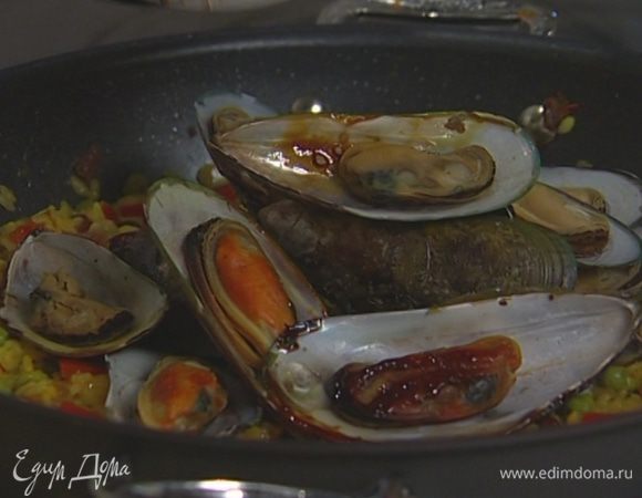 Посолить и поперчить, добавить стручковую фасоль, креветки, мидии и оливки, влить оставшееся оливковое масло.