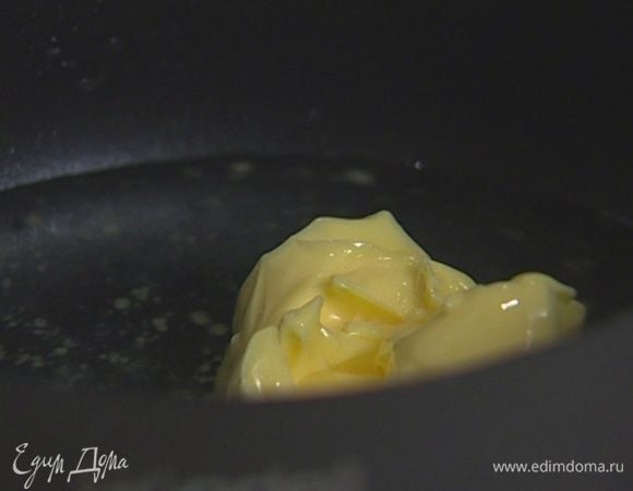 Влить в сотейник 1 стакан воды, добавить щепотку соли и сливочное масло. Довести до кипения. 