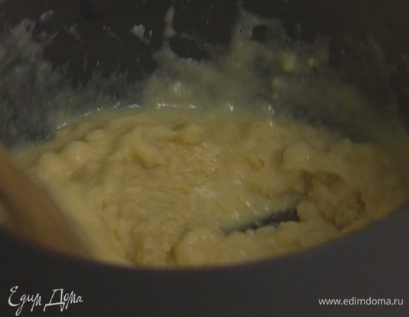 Снять с огня, осторожно ввести муку с корицей, перемешать.