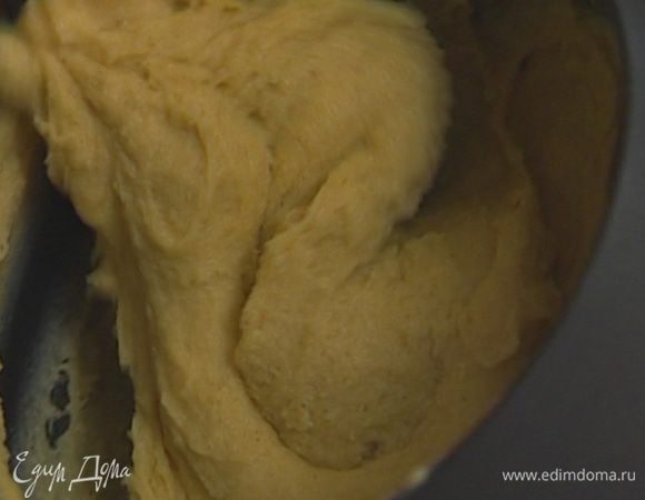 По одному ввести яйца, непрерывно перемешивая, чтобы получилось однородное, гладкое тесто. Наполнить им кондитерский мешок. 