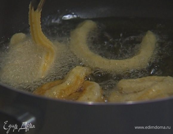Разогреть в глубокой сковороде растительное масло, выдавливать на сковороду тесто полосками длиной 5–10 см, формируя кольца или спирали и обжаривать их до золотистого цвета. Не стоит готовить больше 3–4 полосок за раз!