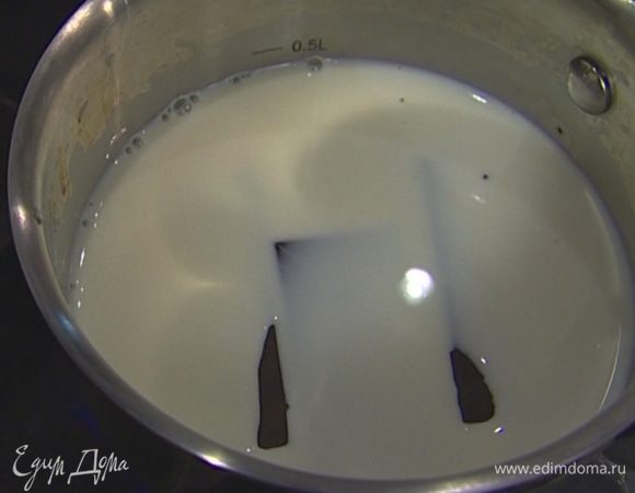 Половину молока влить в небольшую кастрюлю, добавить шоколад, поставить на огонь и, помешивая, дождаться, пока шоколад растопится.