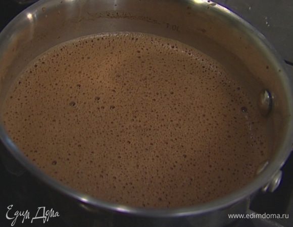 Добавить сахар. Помешивая, прогревать на маленьком огне еще 5 минут, пока смесь не загустеет.